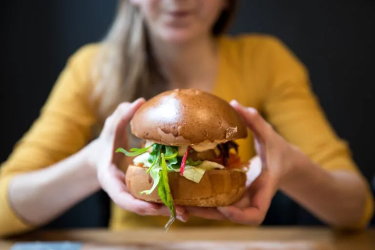 young-woman-in-a-restaurant-with-a-hamburger-TF57JJD-768×513 young woman in a restaurant with a hamburger TF57JJD &#;